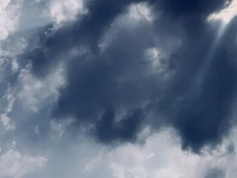 Static Low Angle Shot of Dramatic Dark Storm Clouds in Sky Stockfoto's