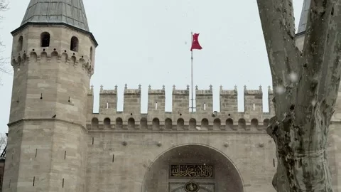 Static low angle shot of the Topkapi Palace entrance gate with a fluttering Vídeos de archivo 340154883