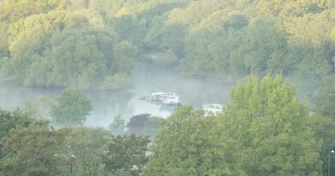Static medium long shot of boats nestled in mist on Thames river Stock-Footage 150371440