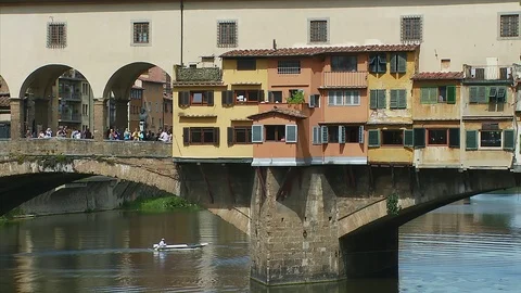 Static medium shot of the Ponte Vecchio Florence, Italy Vídeos de archivo 74800508