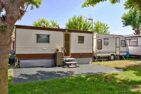 Static Mobile Home And Caravan At Green Camping Site Fotos Stock