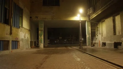 Static night shot of an empty street in the city. Cars passing by Vídeo Stock 236090382