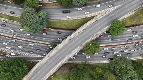 Static overhead aerial of highway interchange and footbridge, dense traffic Vídeo Stock 342646283