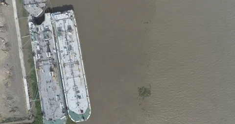 Static overhead aerial of patch of grass moving through Magdalena river Vídeos de archivo 96047291