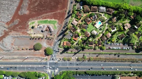 Static overhead shows Maui intersection dividing green resort property and fire Vidéo 321401739
