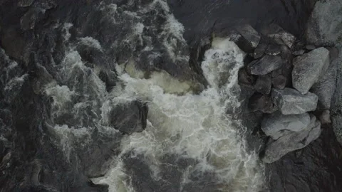 Static overhead of water flowing over rocks in river. Video stock 137275680