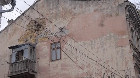 Static shoot of old building with crashed balcony with green leaves Video stock 77237773