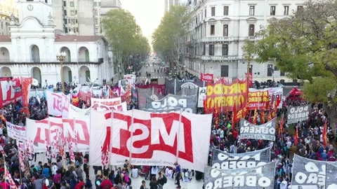 Static shot and takeoff of leftist groups in downtown Buenos Aires. 스톡 동영상 167535933