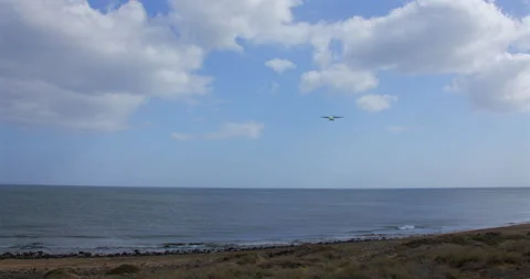 Static shot of a approaching plane landing at Lanzarote airport Vídeo Stock 336706951