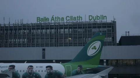 Static shot of Baile Atha Cliath Dublin Airport with Air Lingus airplane Vídeos de archivo 127359558