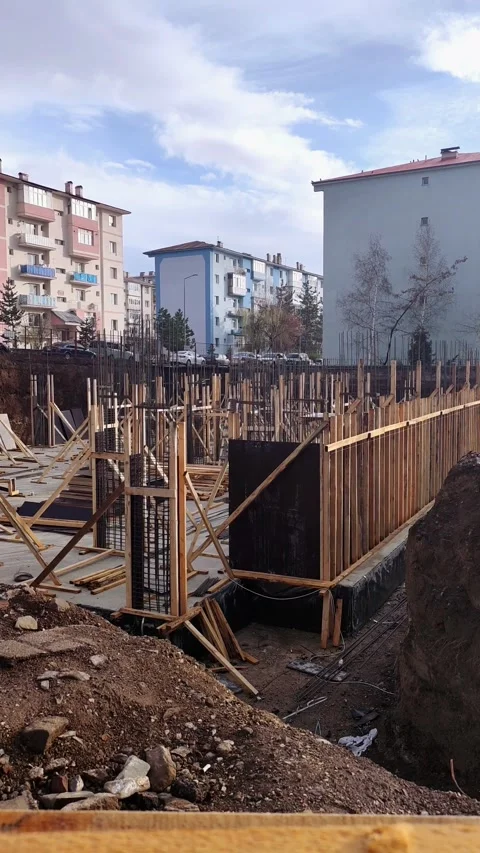 Static shot of a building construction site foundation with reinforced steel Vídeos de archivo 335938970