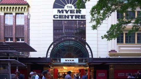 Static shot capturing the building exterior before Myer close its flagship Vídeos de archivo 243888882