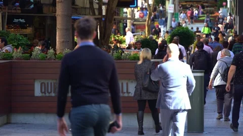 Static shot capturing bustling downtown Brisbane city, large crowds of Vídeos de archivo 254516933