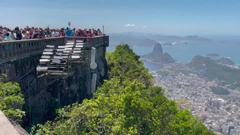 Static Shot Clear Sky Tourists at Corcovado Overlook Rio de Janeiro Brazil Vidéo 334297588