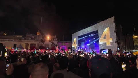 Static shot of crowd at midnight countdown for New Year's Eve party at night in Vidéo 301524852
