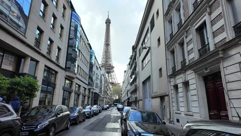 Static Shot of Eiffel Tower Framed by Modern and Classic Parisian Buildings Vídeos de archivo 332602131