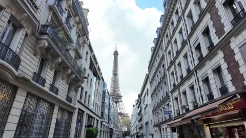 Static Shot of Eiffel Tower Framed by Classic Parisian Street Vídeos de archivo 332602141