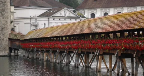 Static shot of the famous Chapel Bridge in Lucerne filmed on cloudy weather. Stock-Footage 221558304