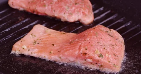 Static shot of fresh salmon cooking on a grilling pan Video stock 78196354