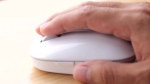 Static shot of a hand moving and clicking a mouse in slow motion Stockbeeldmateriaal 157822356