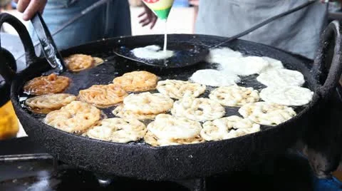 Static Shot: Hands making jalebi/funnel cake an Indian cuisine. 스톡 동영상 22324383