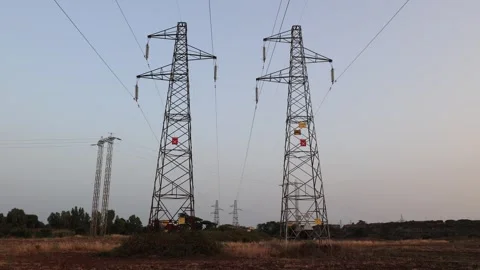 Static shot of high voltage power pylons and electrical lines at dusk. Video stock 341016001