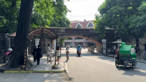 Static shot of a historic gate and street scene in Intramuros Manila 4K Vídeos de archivo 337457972