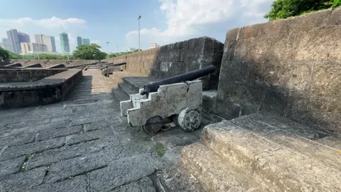 Static shot of a historic spanish cannon on top of Intramuros walls 4K Vídeos de archivo 337457939