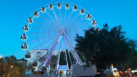 Static shot of an illuminated ferris wheel spinning at blue hour in Vigo Vidéo 120709532