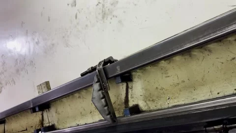 Static shot moving hook of conveyor. Running conveyor to distribute goods. Vídeo Stock 278218556