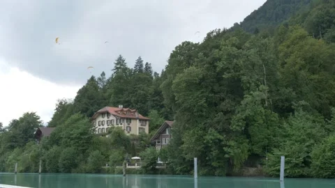 Static shot overcast paragliders over Aare River Interlaken Switzerland Vidéo 333789197