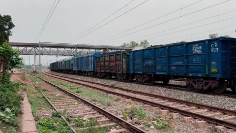 Static Shot of Parked Indian Freight Cargo Train on Multiple Railway Tracks Vídeos de archivo 344583382