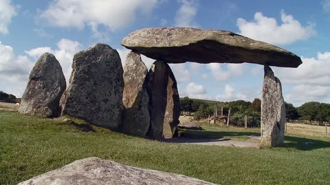 Static shot of Pentre Ifan  neolithic stone dolmen burial chamber Vídeo Stock 74515076