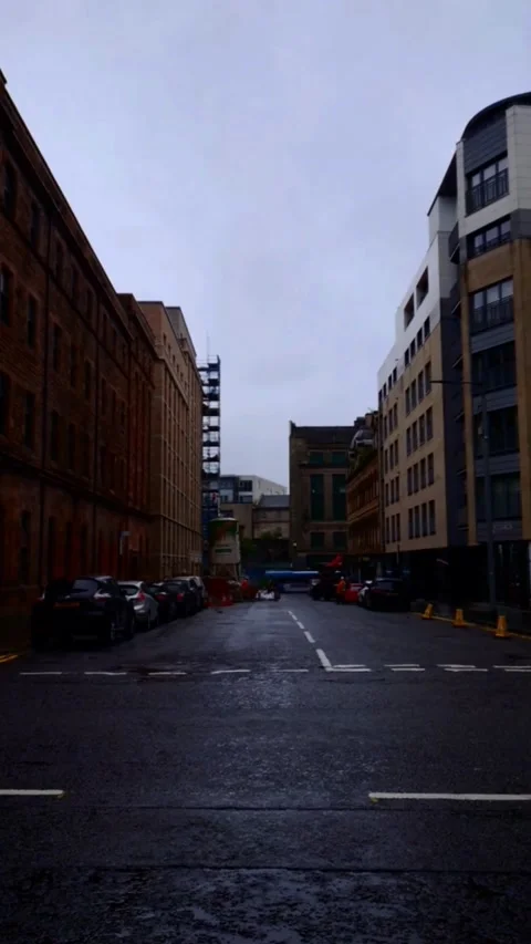 Static shot of people working on a city street - Vertical Video Video stock 200401432