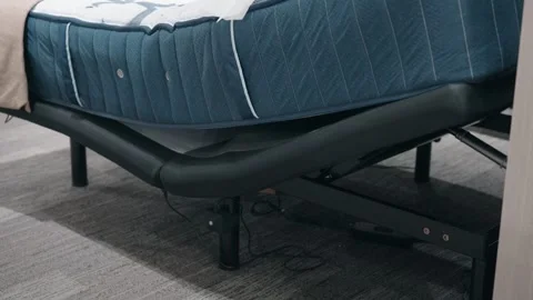 Static shot revealing underside power base of an elevated mattress in store Vidéo 305156116