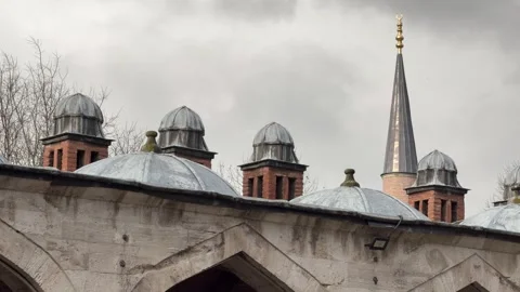 Static shot rhythmic lead domes and slender minaret of a Ottoman mosque Vídeos de archivo 340155118