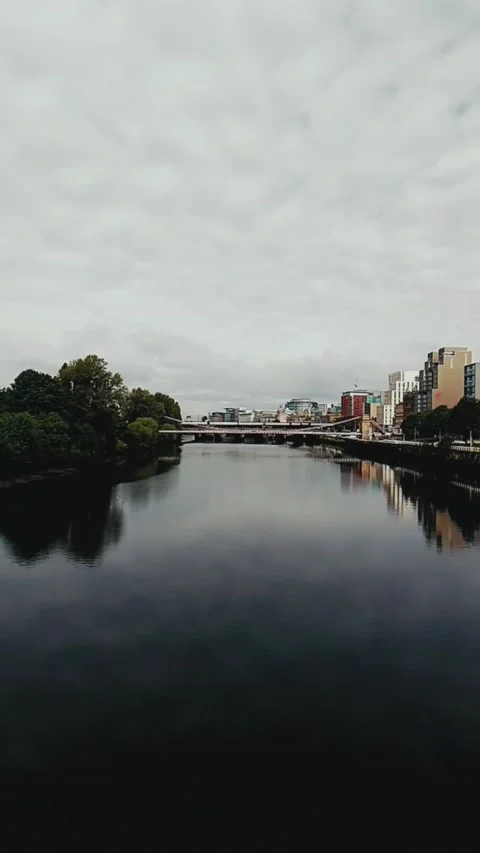 Static shot of river and buildings - Vertical Video Video stock 200400231