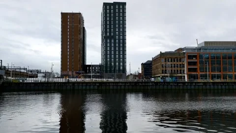 Static shot of river flowing past buildings under construction Video stock 171799394