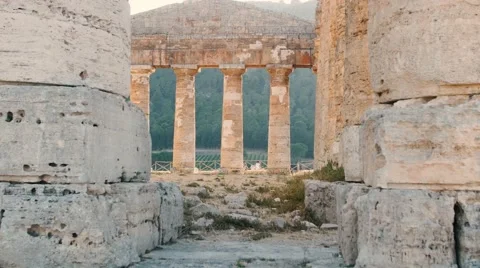 Static shot of Segesta Greek temple in Sicily. Italy Stockbeeldmateriaal 54193485