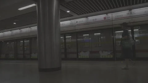 Static Shot of Shanghai Metro Train Departing Station Platform, vlog Vídeos de archivo 346968812