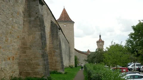 Static shot showing town wall with medieval towers in Rothenburg on cloudy day Video stock 139605855