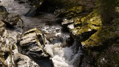 Static shot of small waterfall in river in slow motion 库存影片 80993964