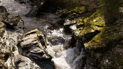Static shot of small waterfall in river with sound 库存影片 80999311