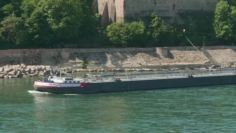 Static shot sunny day cargo barge on Rhine in Basel 库存影片 335353379