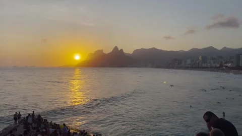 Static Shot Sunset Crowd at Pedra do Arpoador Dois Irmãos Rio de Janeiro 스톡 동영상 334297930