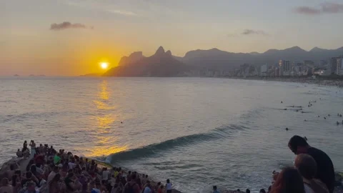Static Shot Sunset Crowd at Pedra do Arpoador Rio de Janeiro Brazil 스톡 동영상 334298263