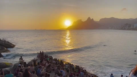 Static Shot Sunset Crowd at Pedra do Arpoador Rio de Janeiro Brazil 스톡 동영상 334298403