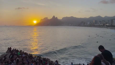 Static Shot Sunset Crowd at Pedra do Arpoador Rio de Janeiro Brazil 스톡 동영상 334298530