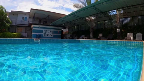 Static shot of a Swimming pool with blue water in good weather. Thailand Vidéo 141145074