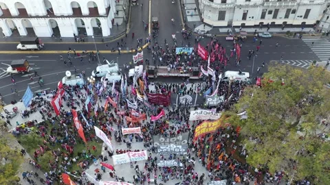 Static shot with a view of a demonstration by the polo Obrero  in Plaza de Mayo. Vídeos de archivo 167535905